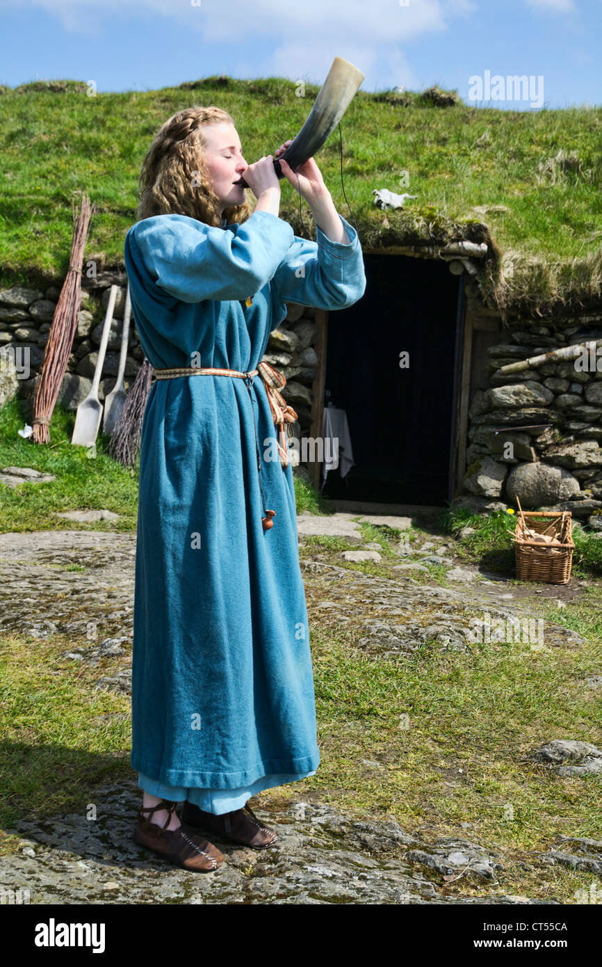 Une femme portant un costume lors d'un festival organisé à l'ancienne maisons vikings près de Stavanger, Norvège Banque D'Images