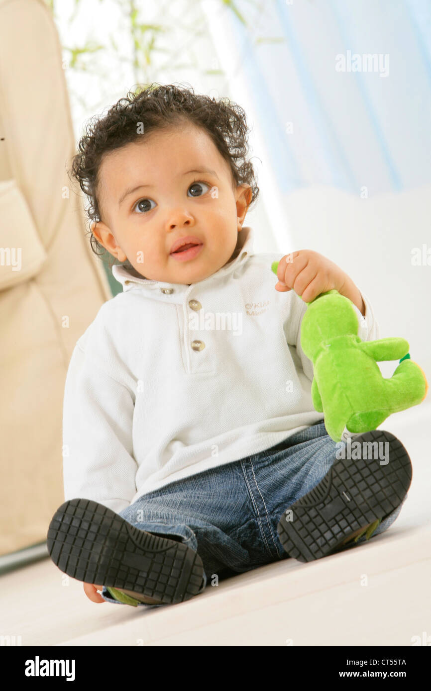 BÉBÉ À L’INTÉRIEUR Banque D'Images