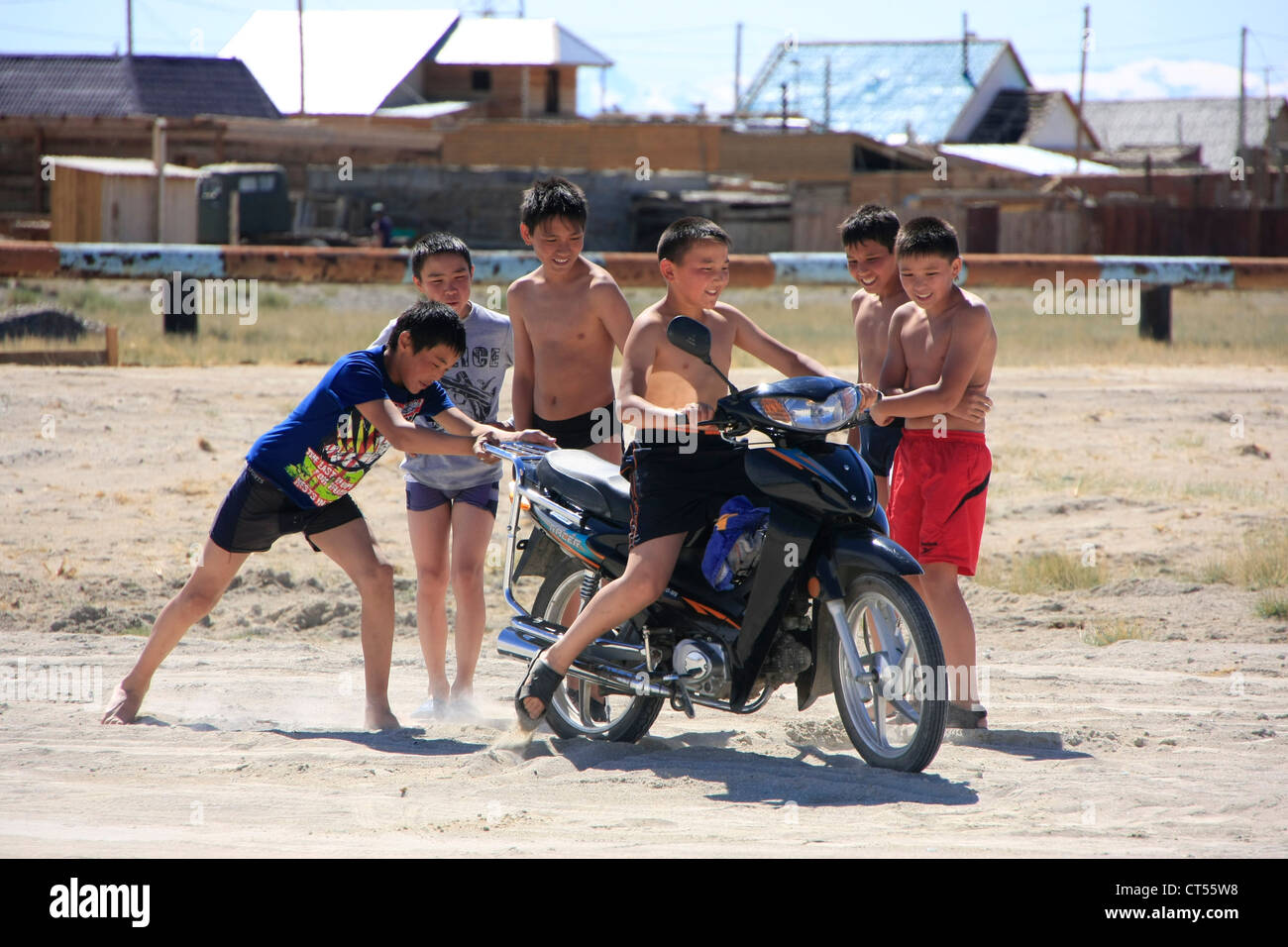 Les enfants avec moto, Kosh-Agach, l'Altaï, en Sibérie, Russie Banque D'Images