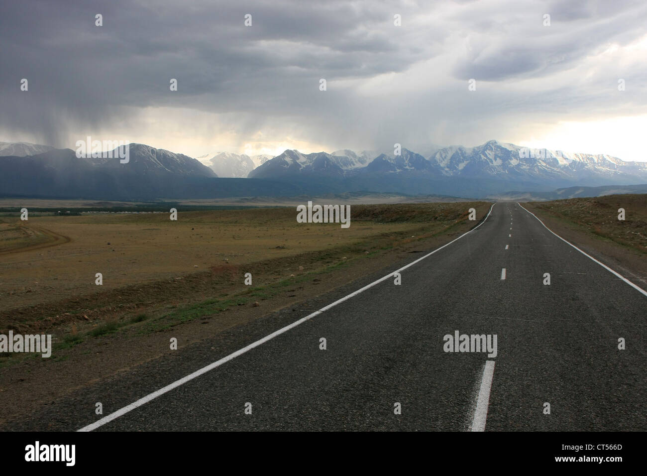 L'autoroute menant à deux voies en montagne, l'Altaï, en Sibérie, Russie Banque D'Images