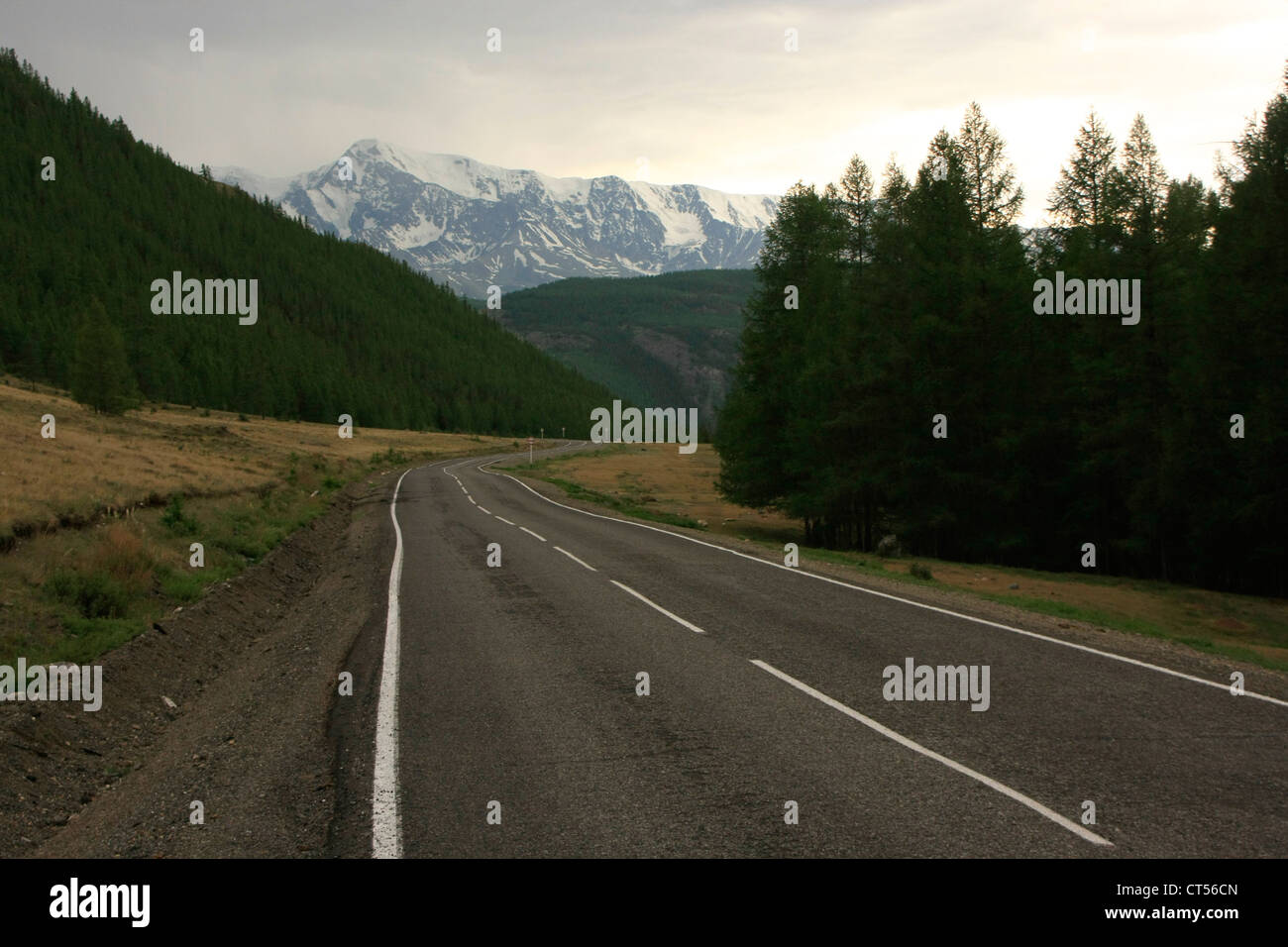 L'autoroute menant à deux voies en montagne, l'Altaï, en Sibérie, Russie Banque D'Images