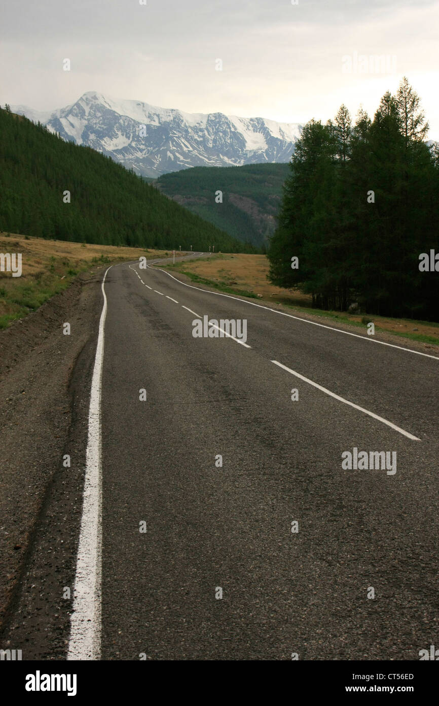 L'autoroute menant à deux voies en montagne, l'Altaï, en Sibérie, Russie Banque D'Images