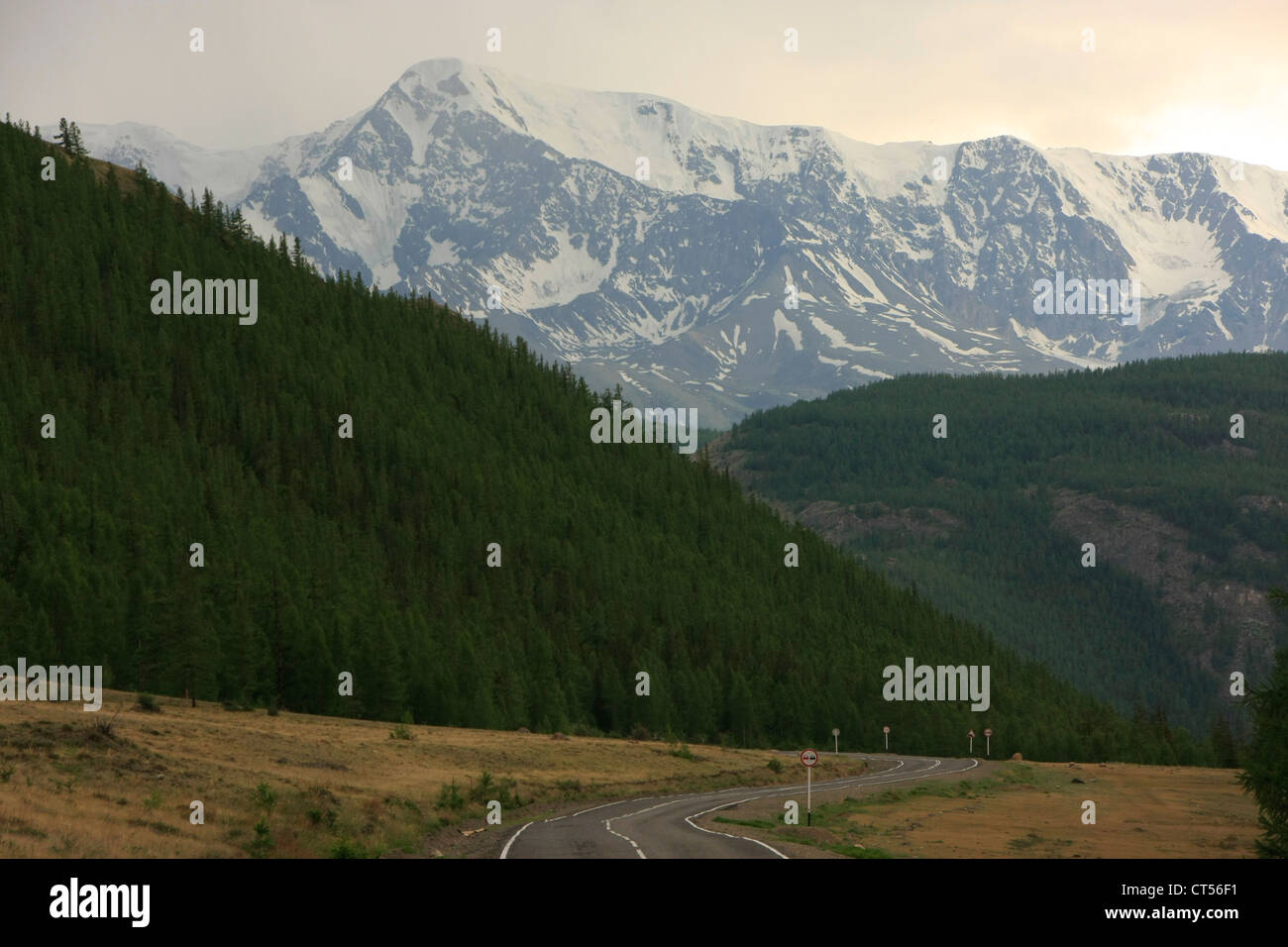 L'autoroute menant à deux voies en montagne, l'Altaï, en Sibérie, Russie Banque D'Images