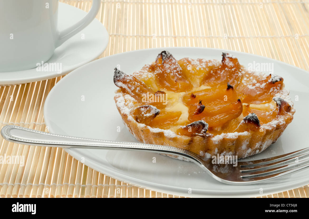Et fraîchement cuits servis abricot français tarte. Studio shot Banque D'Images