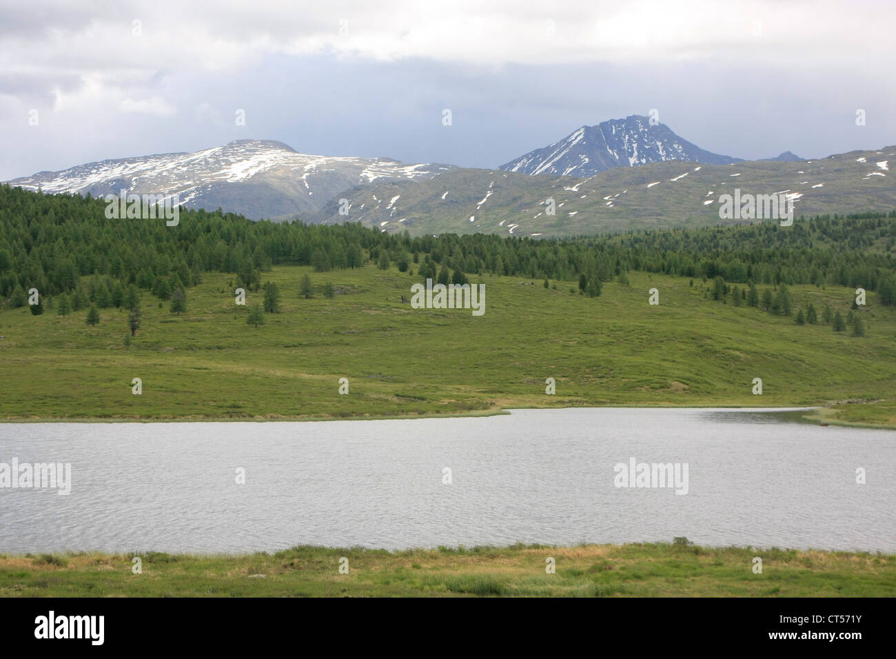 Large du lac de montagne et les pics, Ulaganskoe plateau, l'Altaï, Sibérie, Russie Banque D'Images