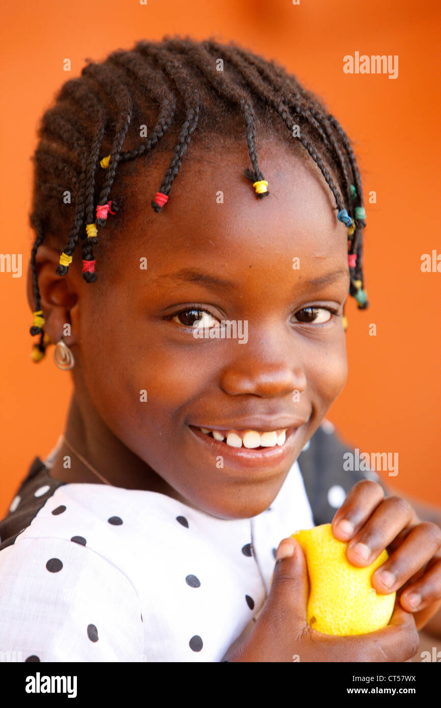 Tresse africaine orange Banque de photographies et d'images à haute  résolution - Alamy