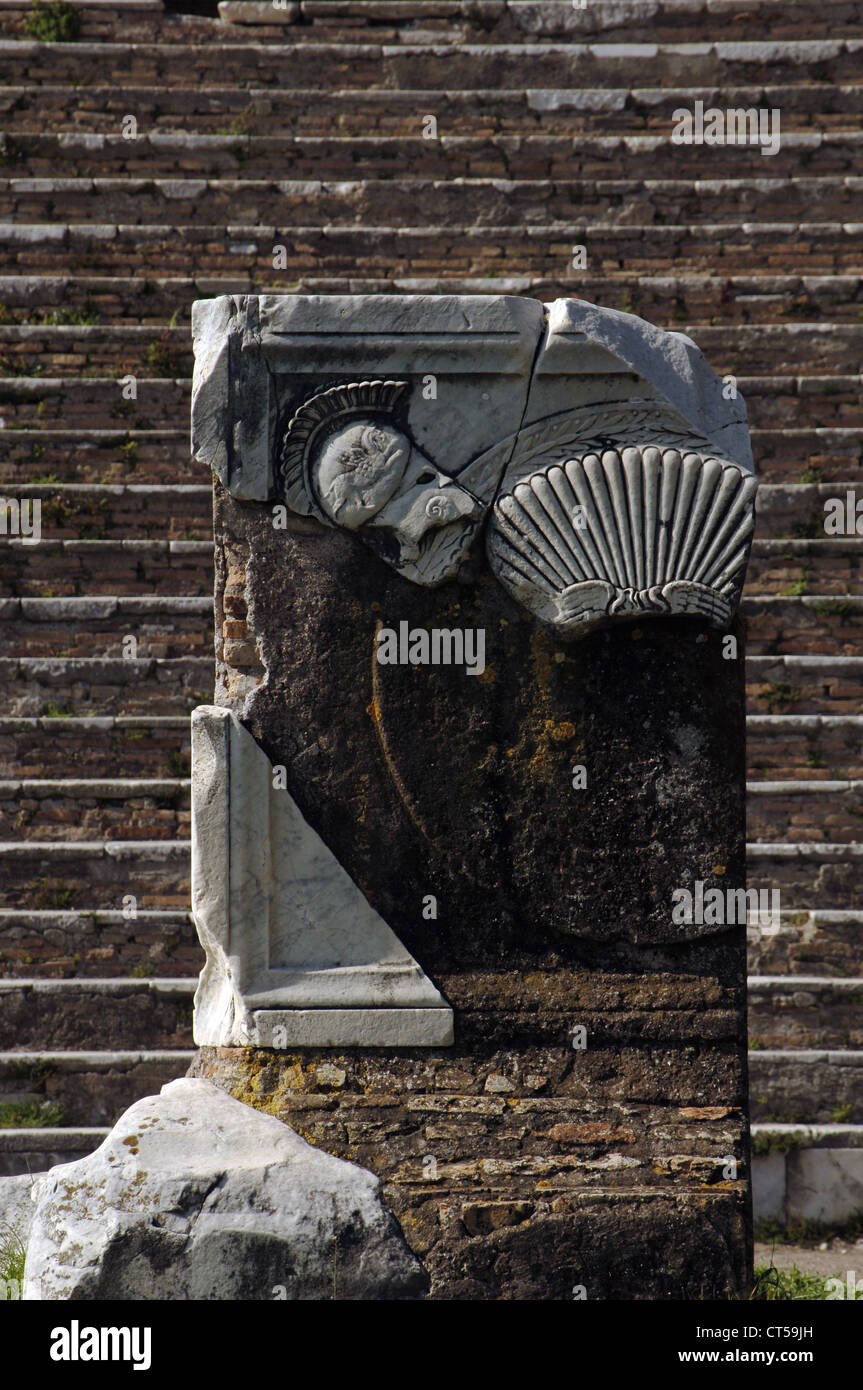Ostia Antica. Capitolium. L'autel en marbre avec la frise d'armes. 120 AD. L'Italie. Banque D'Images