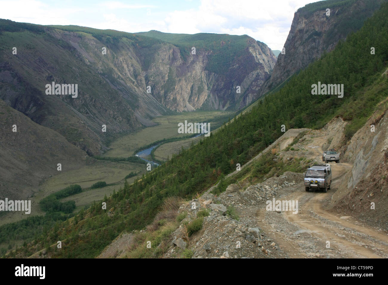 Camions conduite sur une pente raide canyon road, rivière Chulyshman Valley, l'Altaï, en Sibérie, Russie Banque D'Images