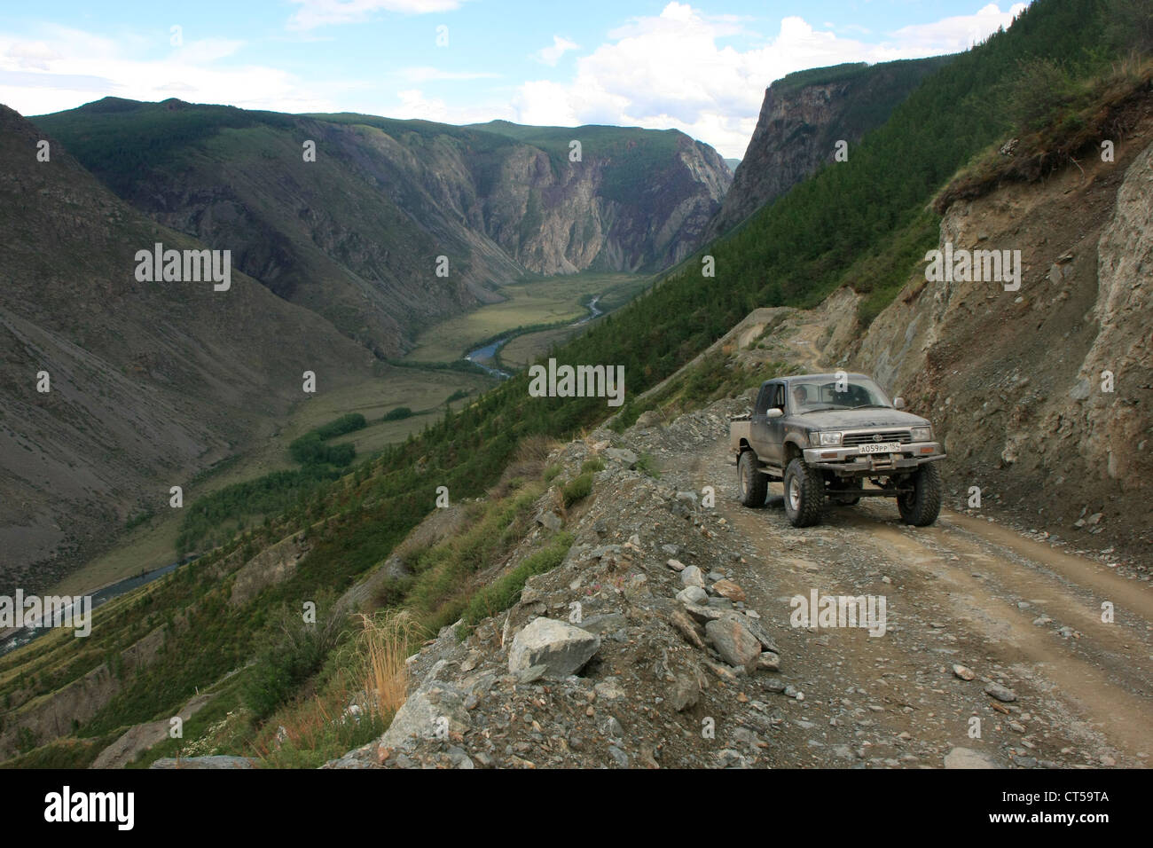 La conduite de camions jusqu'raide canyon road, rivière Chulyshman Valley, l'Altaï, en Sibérie, Russie Banque D'Images