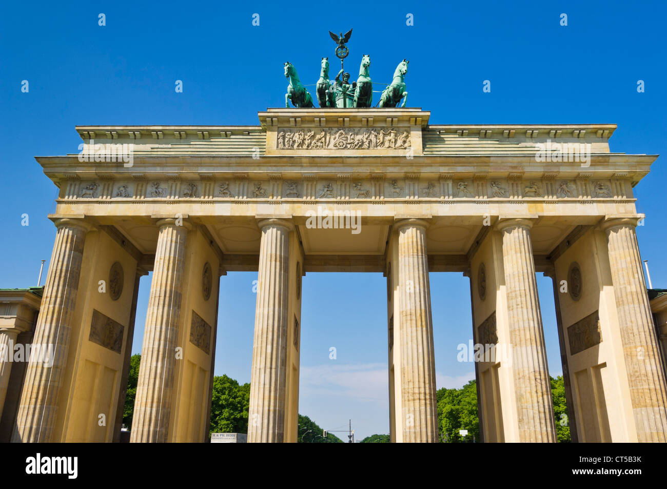 Porte de Brandebourg Pariser Platz avec le Quadrige ailé statue trônant au sommet le centre-ville de Berlin Allemagne Europe de l'UE Banque D'Images