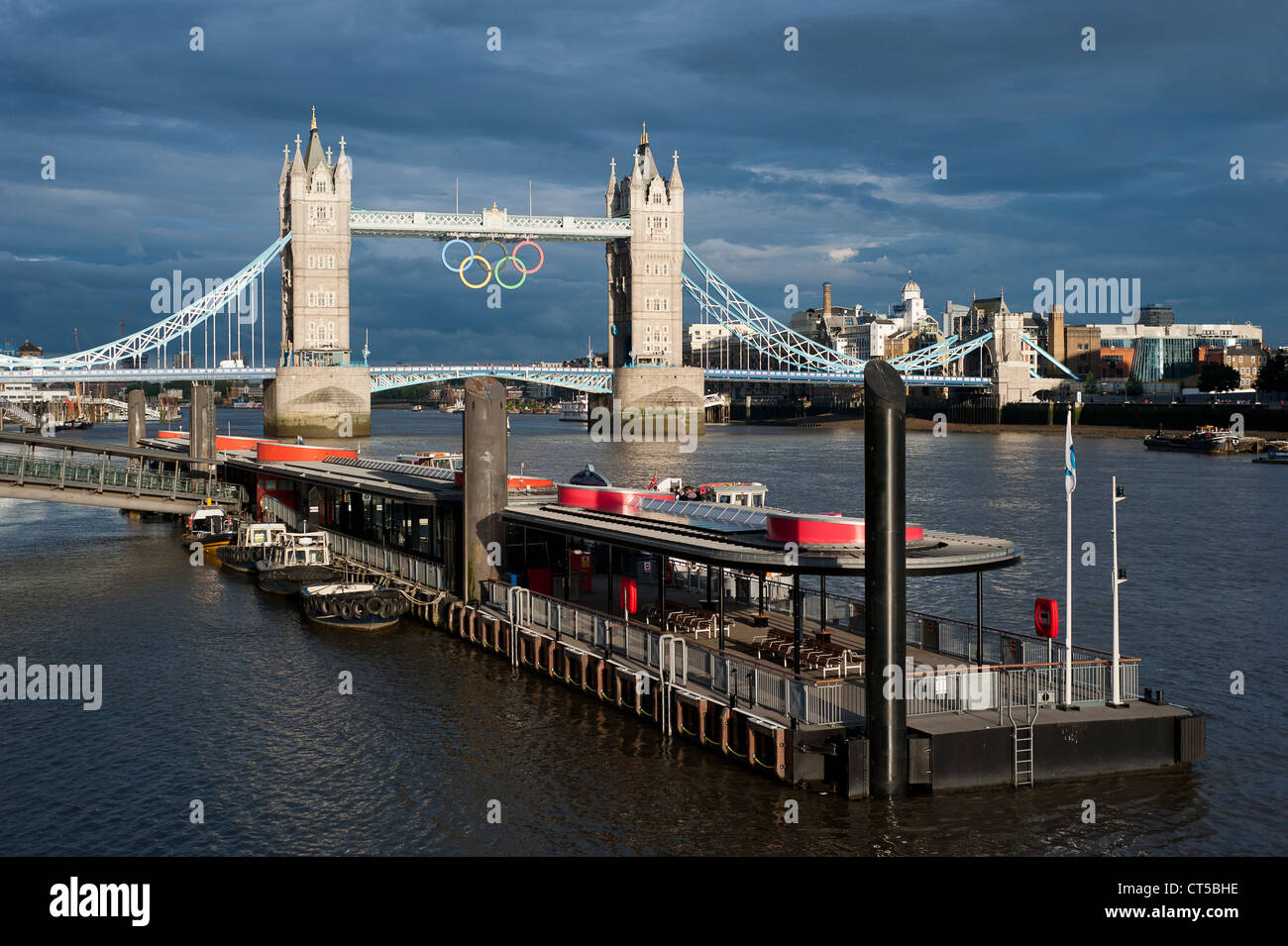 Tower Bridge Londres avec anneaux olympiques contre une tempête backgrop Banque D'Images