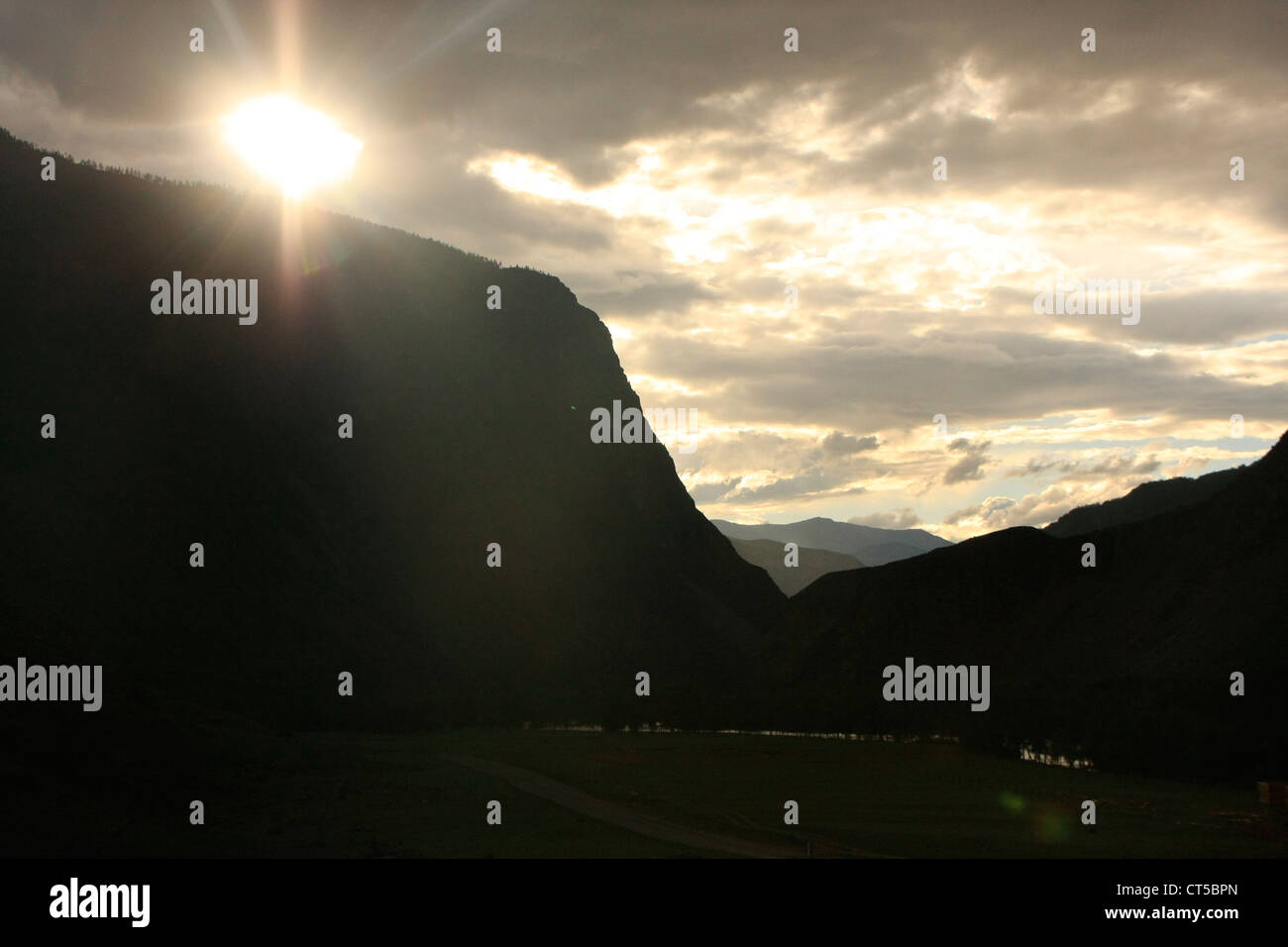 Coucher du soleil la lumière sur les murs de canyon, la vallée de la rivière Chulyshman, l'Altaï, en Sibérie, Russie Banque D'Images