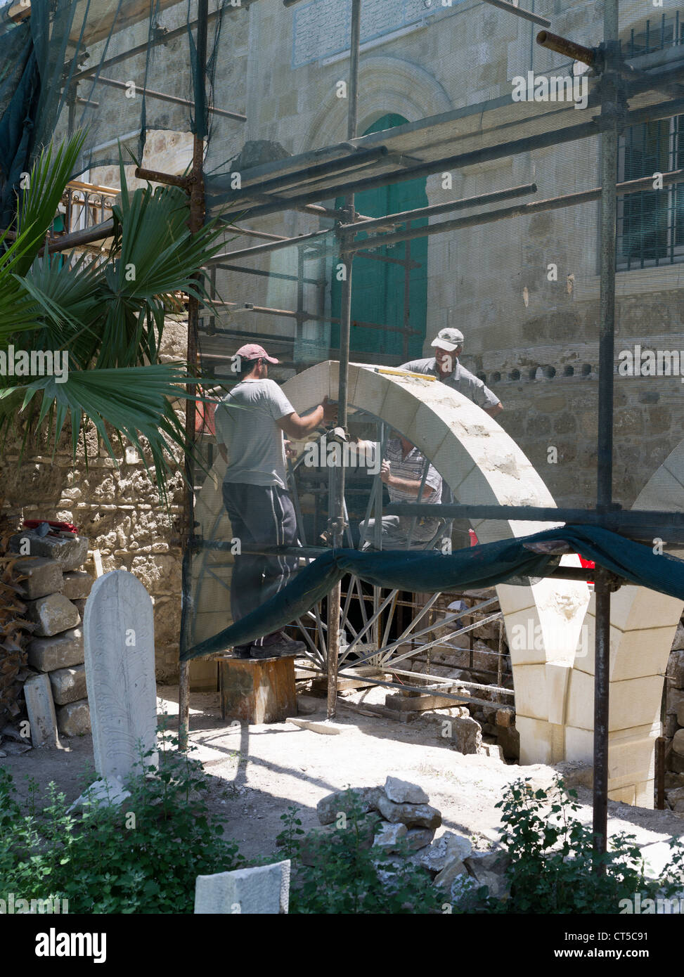 Dh Djami Kebir CHYPRE LARNACA Mosquée Workmen rénovation arch Larnaka maçonnerie Grande mosquée Buyuk turc Cami Banque D'Images