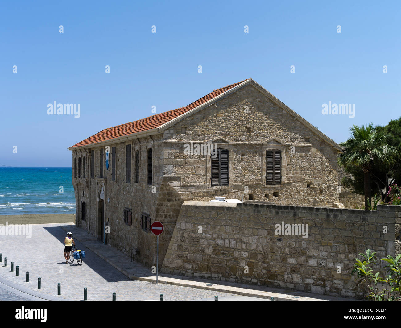 dh Larnaca fort LARNACA CHYPRE Larnaka fort murs de construction Musée médiéval local et château cycliste touristique fortifier les attractions de l'île grecque Banque D'Images