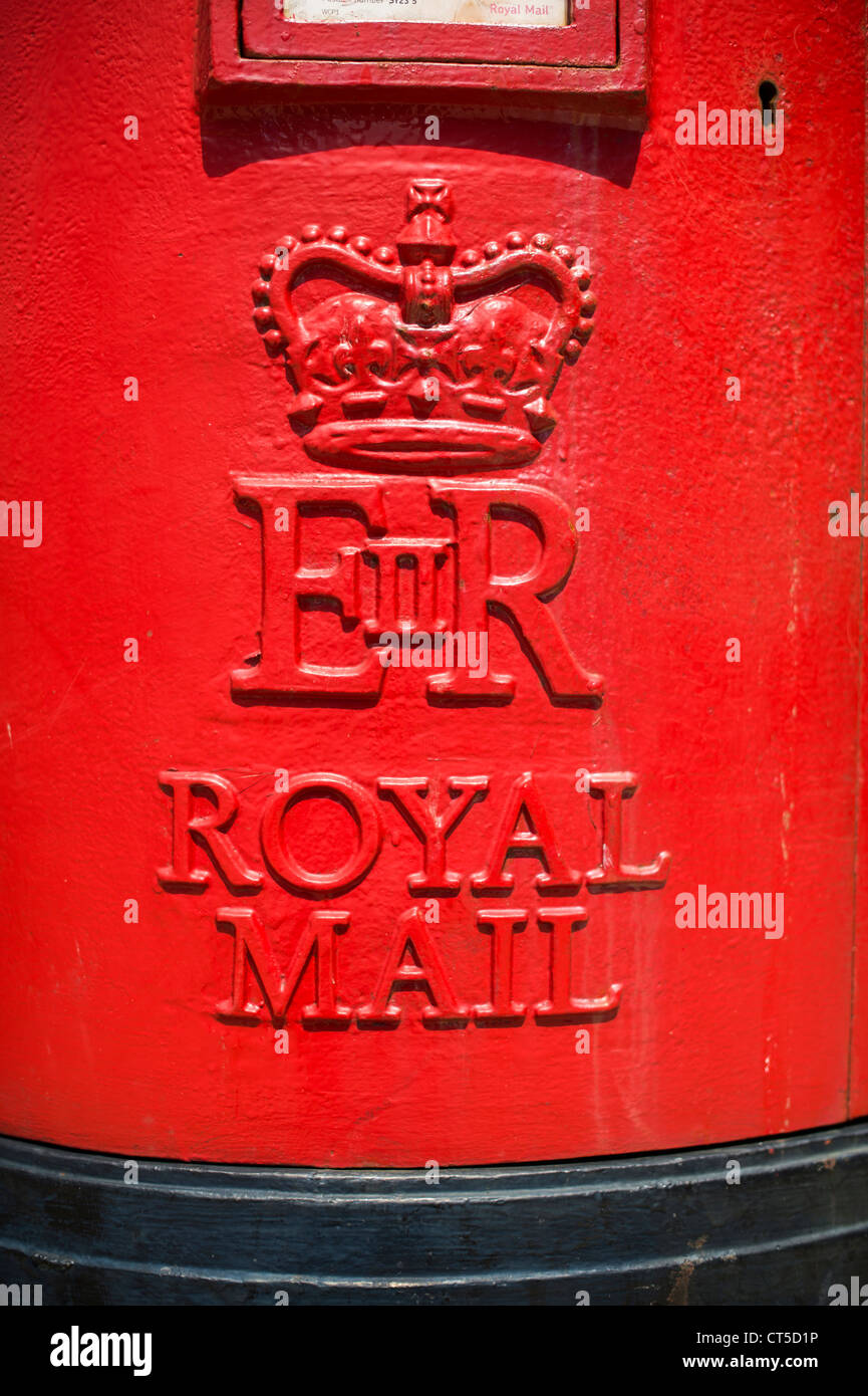ER pilier rouge Royal Mail box post box uk Banque D'Images