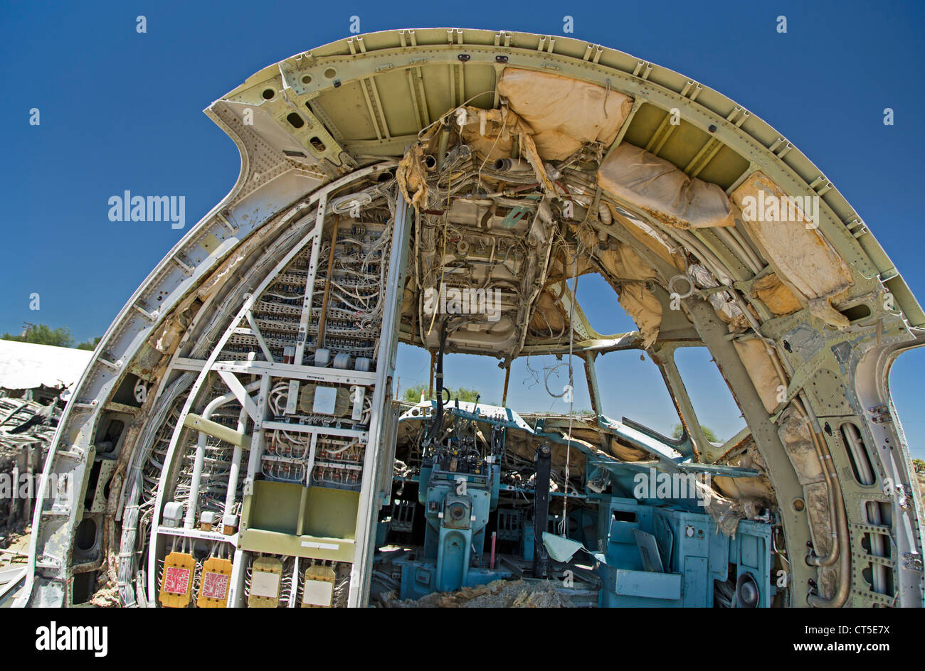 El Mirage, Californie - cockpit d'un avion dans un parc à ferrailles de pièces d'avion. Banque D'Images