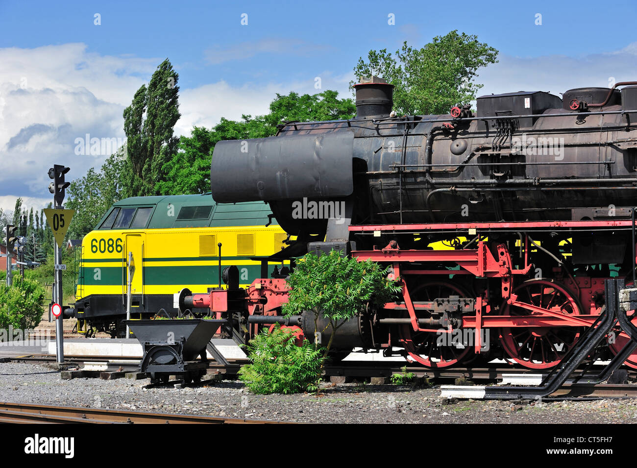 Locomotive diesel et train à vapeur au dépôt du Chemin de fer à vapeur des Trois Vallées à Mariembourg, Belgique Banque D'Images