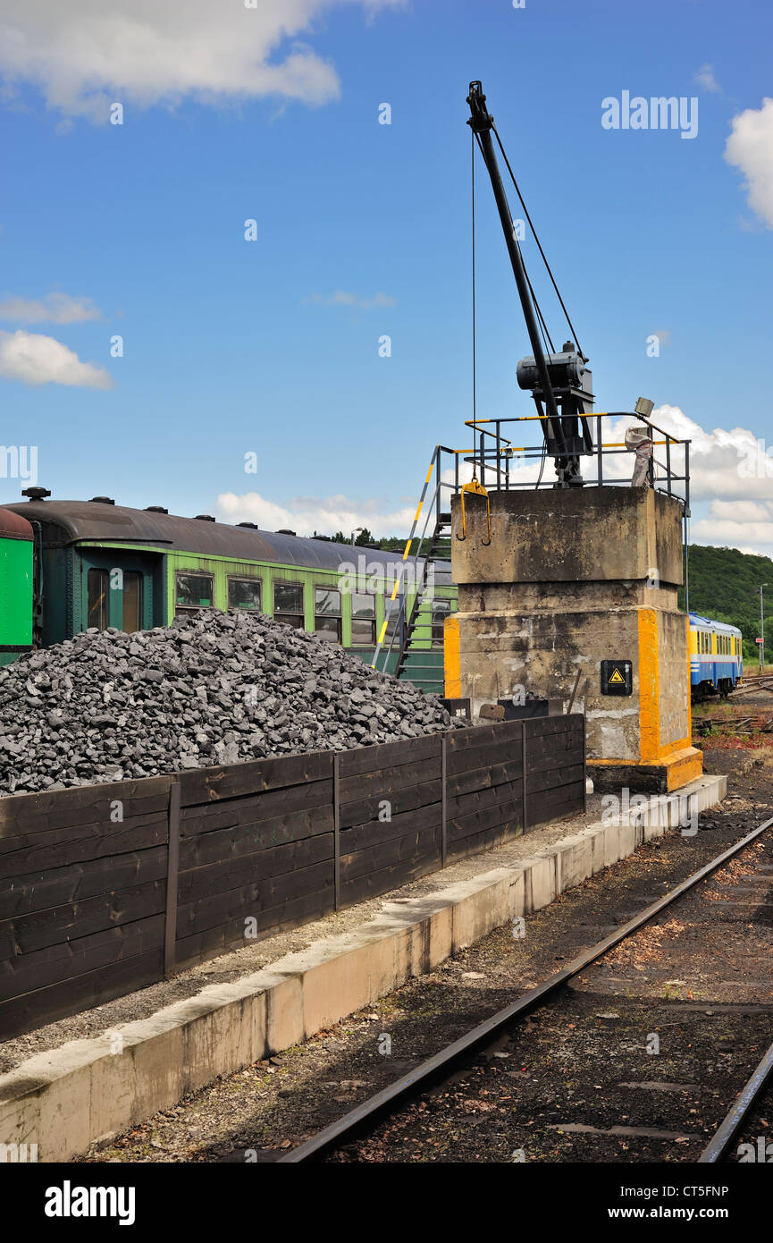 Grue et tas de charbon comme combustible pour train à vapeur au dépôt de la gare ferroviaire, au niveau des Trois Vallées Mariembourg, Belgique Banque D'Images