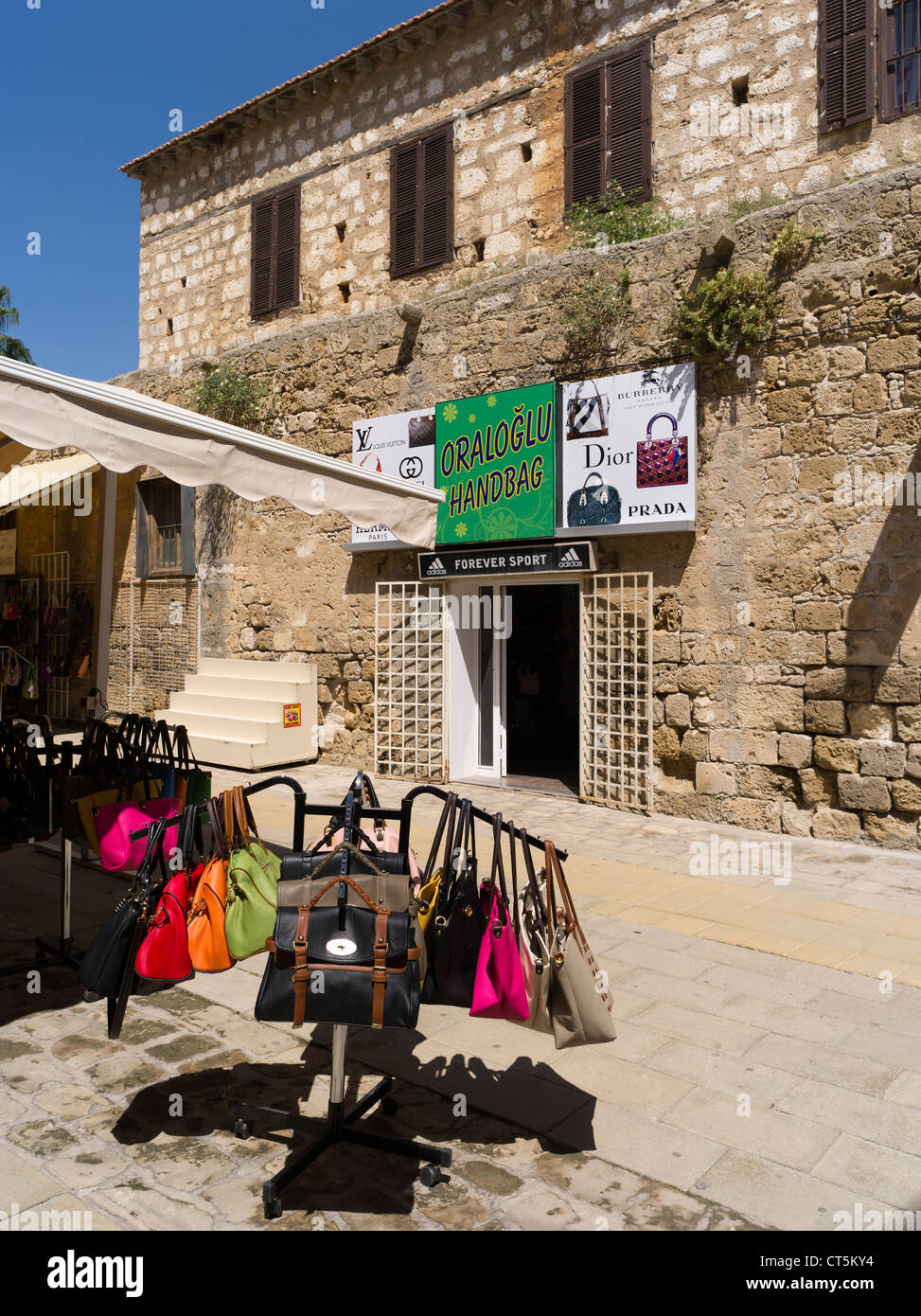 Vieille ville dh FAMAGOUSTE Chypre du Nord Rue de la vieille ville handbag shop Banque D'Images
