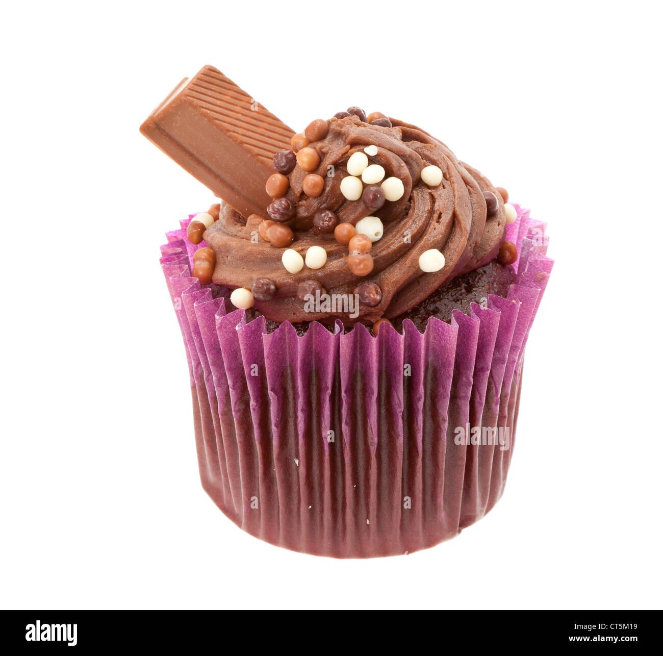 Cup cake au chocolat avec glaçage buttercream et une barre de chocolat - studio photo avec un fond blanc Banque D'Images