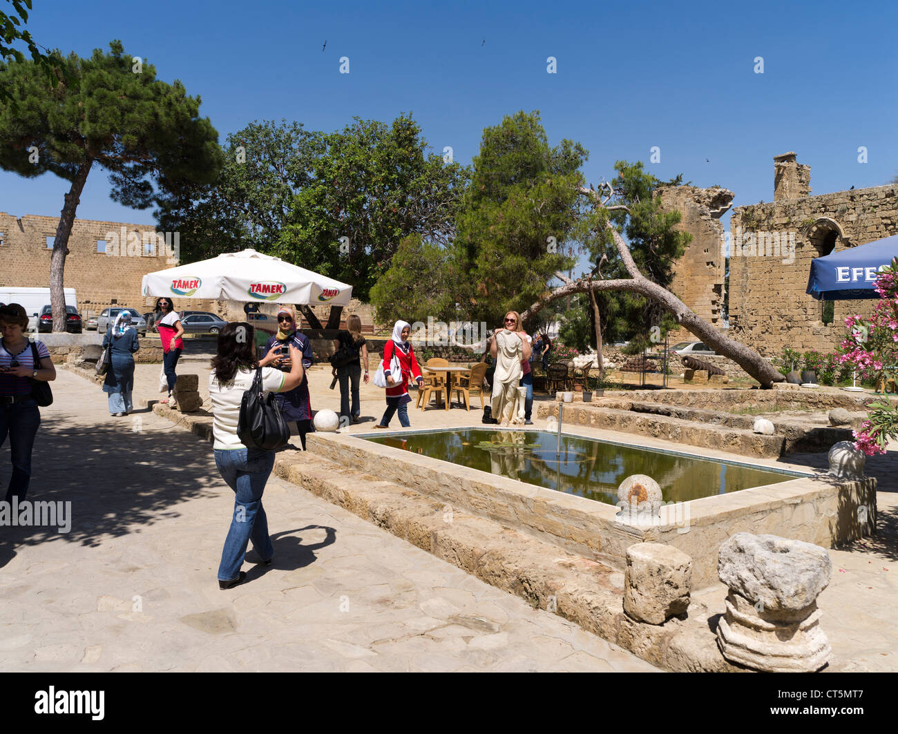 dh Vieille ville FAMAGOUSTA CHYPRE DU NORD Palazzo del provedittore Venetian Royal Palace ruines touristes photographier le nord gazimagusa trnc femmes Banque D'Images