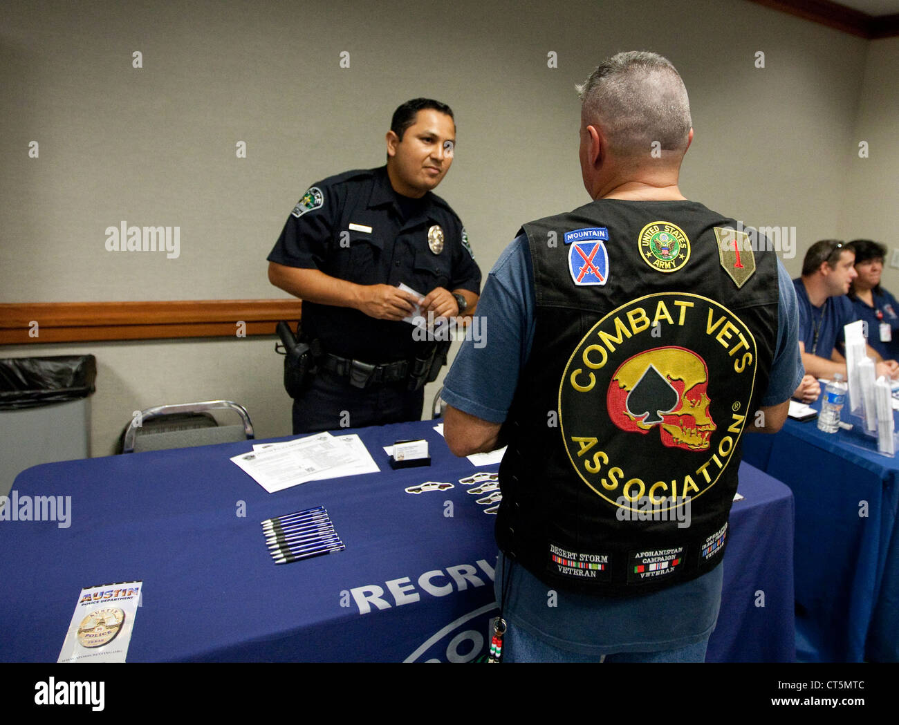 Salon de l'emploi pour les anciens combattants de l'armée américaine qui a eu lieu au Texas à Austin Capitol comprend des représentant du ministère de la Police d'Austin Banque D'Images