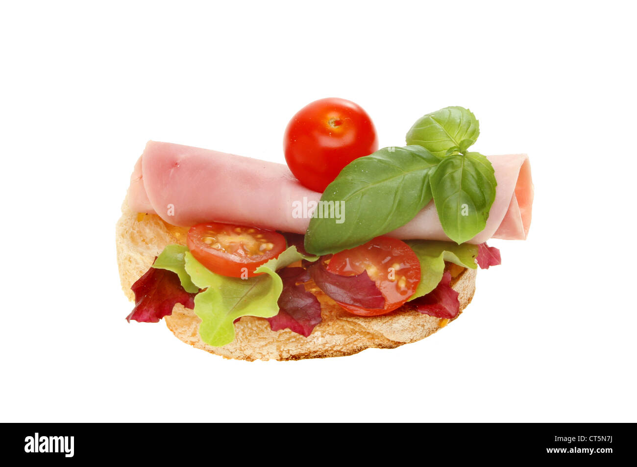 Salade de jambon et de sandwich ouvert isolés contre white Banque D'Images