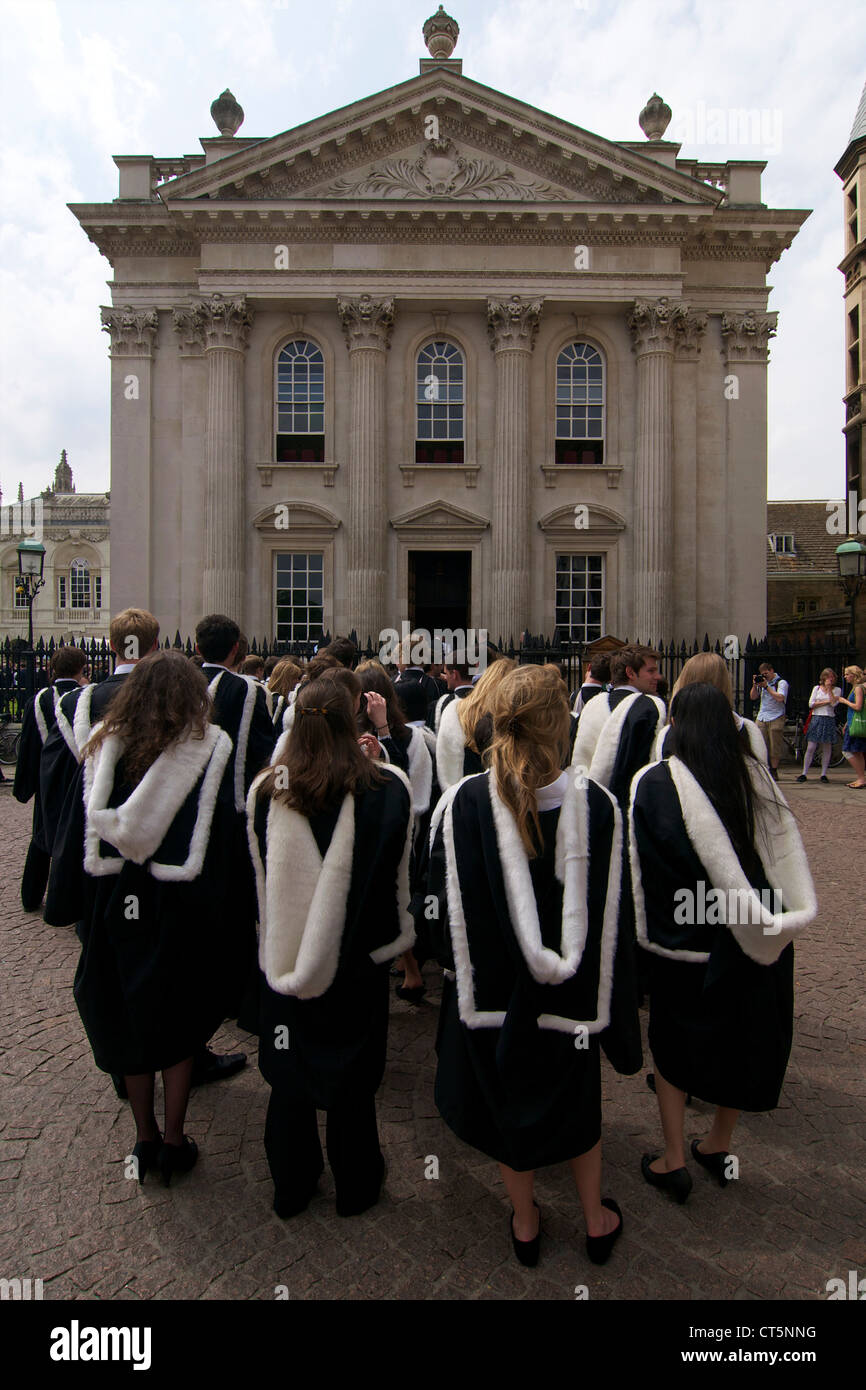 Les étudiants de l'Université de Cambridge en attente sur King's Parade en dehors de Regent House pour leur cérémonie de remise de diplômes. Banque D'Images