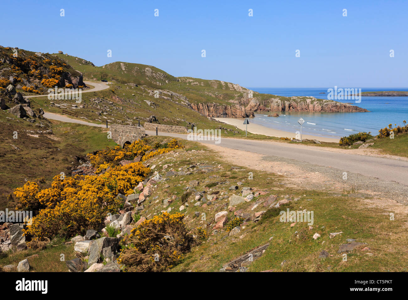 La voie unique sur la route nord et West Highlands North Coast 500 Route touristique le long d'une plage dans Ceannabeinne838 par Sutherland Highland Scotland UK Banque D'Images