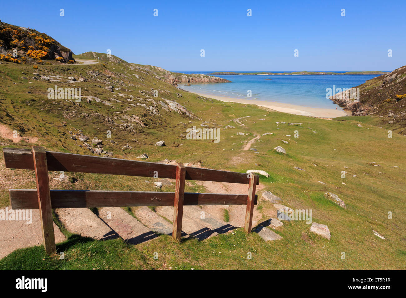 Étapes et chemin qui descend à la plage de sable isolée sur Ceannabeinne écossais dans la côte nord de l'Ecosse Highland Sutherland UK Banque D'Images