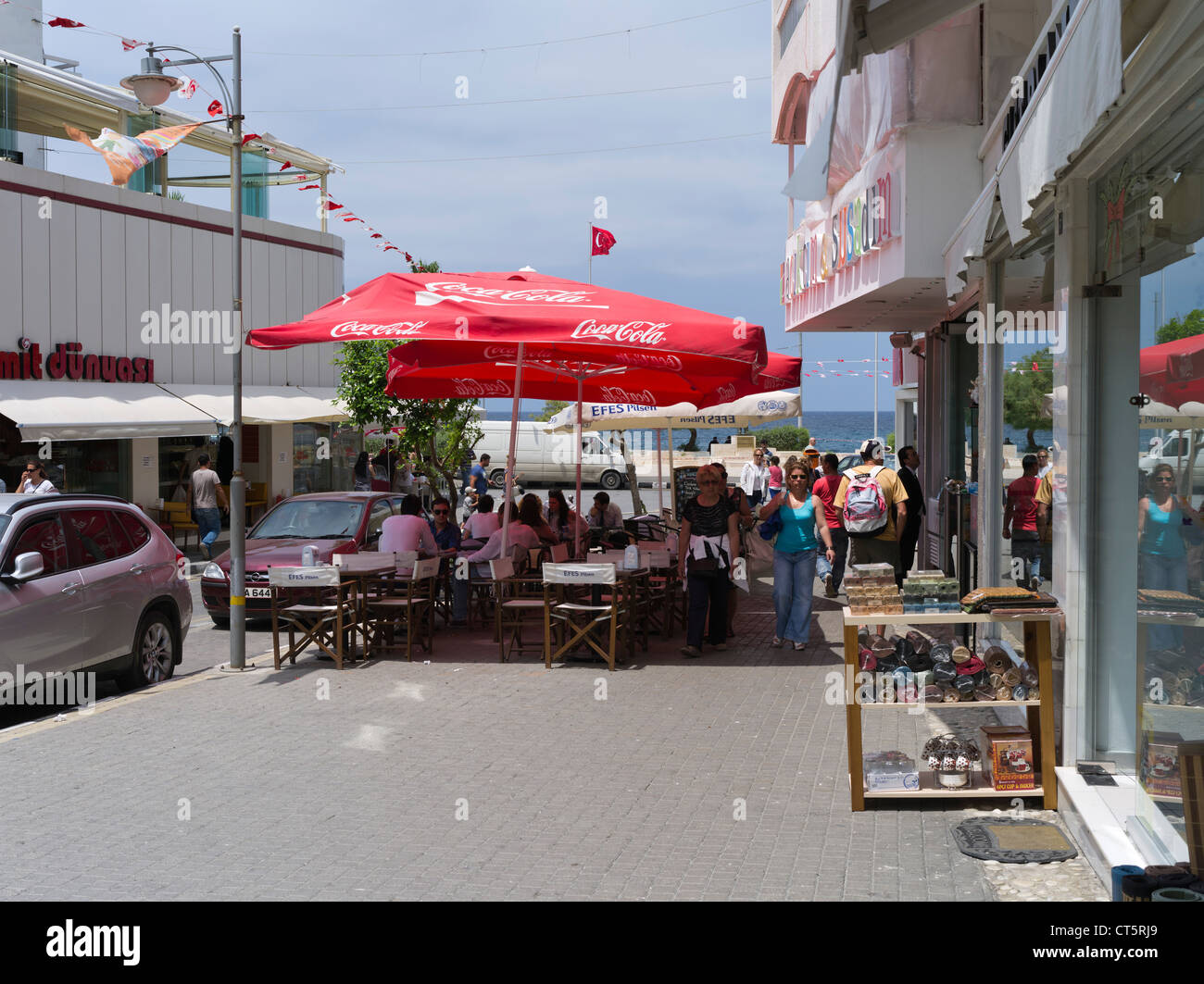 dh KYRENIA NORD DE CHYPRE Nord Turque Nord café de rue parasols et piétons restaurant ville girne Banque D'Images