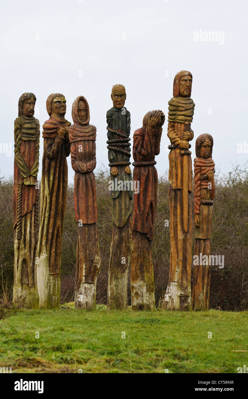 Chiffres en bois sculpté en Wat Tyler Country Park, Basildon, commémorant la révolte des paysans. Sculpté par Robert Koenig Banque D'Images
