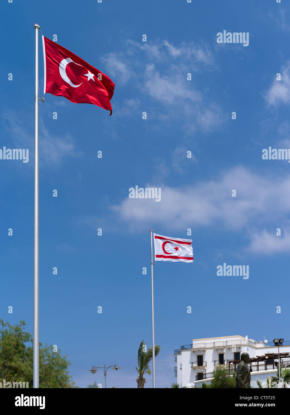 Dh KYRENIA CHYPRE DU NORD République turque de Chypre du nord et la Turquie drapeaux Banque D'Images