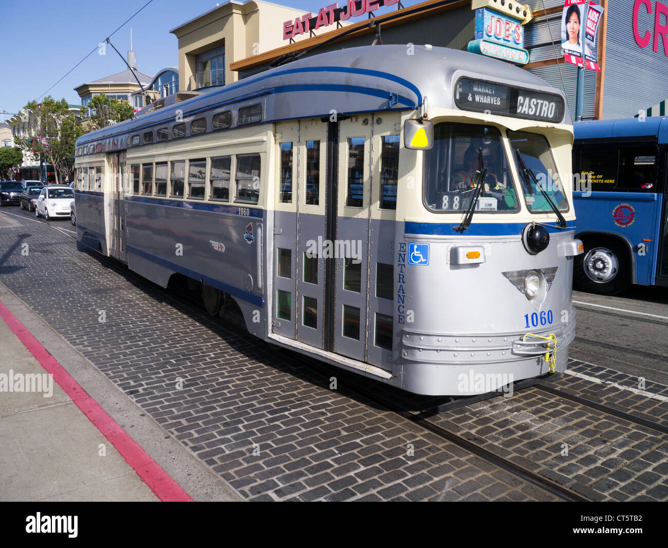 Le San Francisco Municipal Railway exploite une flotte de tramways historiques restaurés le long de la ligne F.1060 de Philadelphie. Banque D'Images