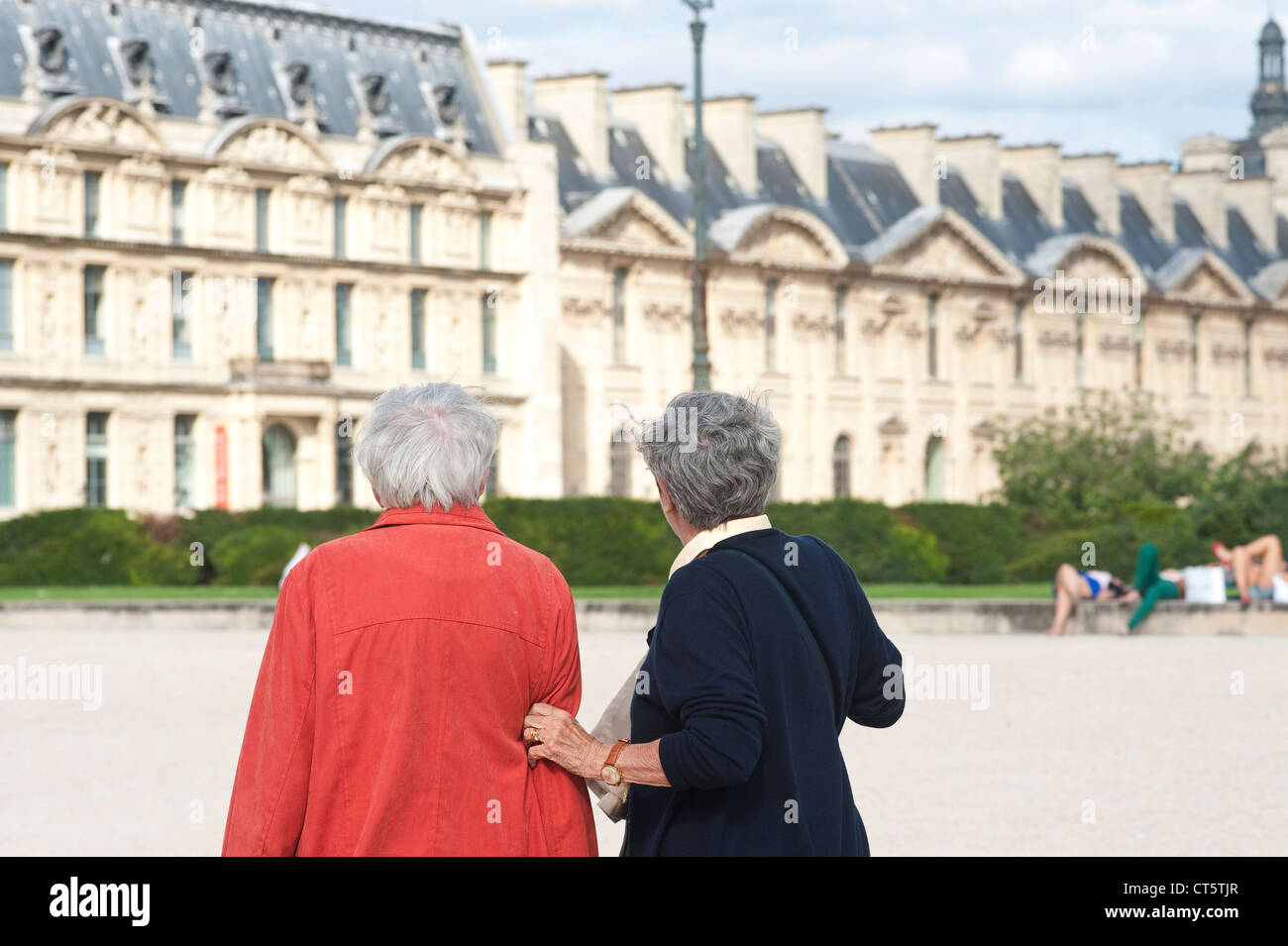 Paris, France - deux femmes âgées visiter la ville Banque D'Images