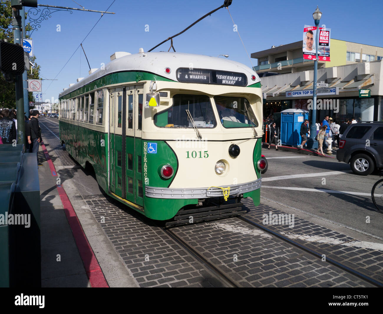 Le San Francisco Municipal Railway exploite une flotte de tramways historiques restaurés le long de la ligne F. Banque D'Images