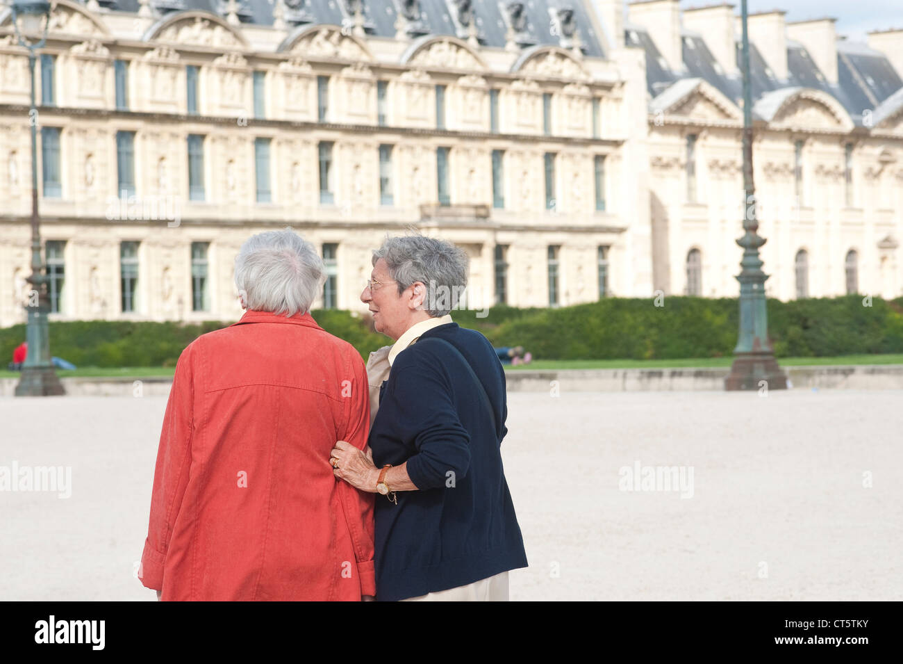 Paris, France - deux femmes âgées visiter la ville Banque D'Images