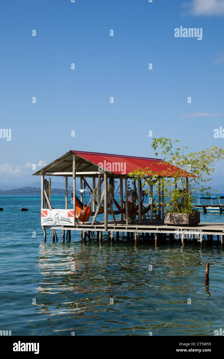 Dock en bois dans la vieille ville de afro-antillaise sur Banque Isla Bastimentos, Bocas del Toro, PANAMA. Banque D'Images