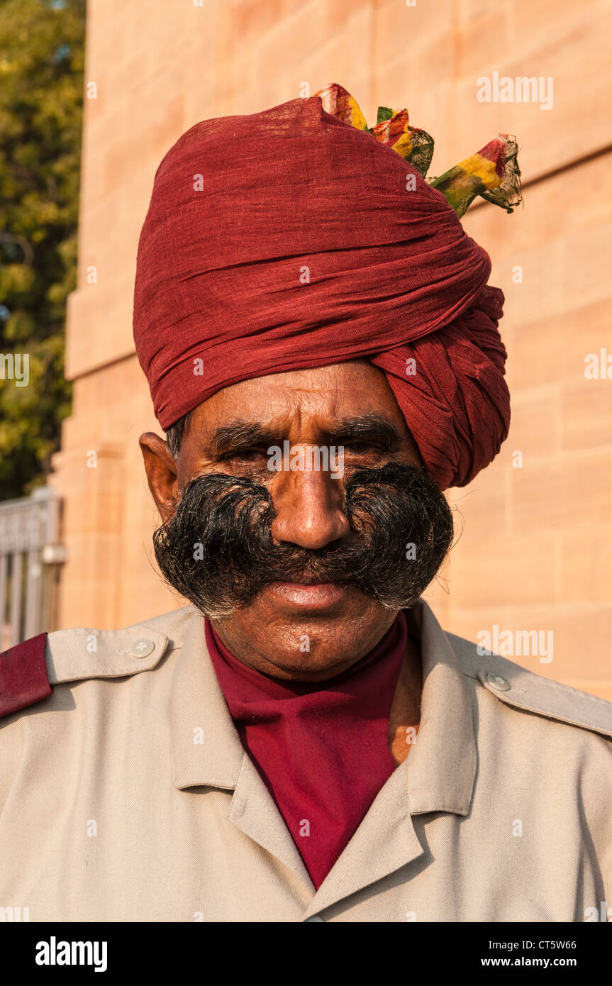 Un policier indien avec un turban rouge et une magnifique moustache, Jodhpur, Rajasthan, India Banque D'Images