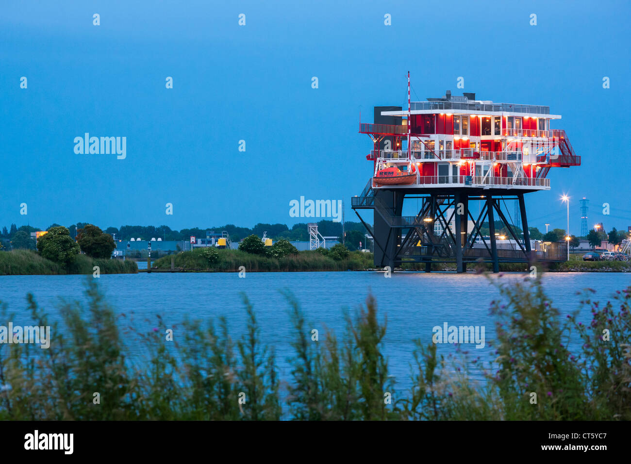 Amsterdam REM-eiland, REM-restaurant de l'île. Un ancien pirate de la mer du Nord station de télévision maintenant dans l'Amsterdam Harbour, Harbour docklands Banque D'Images