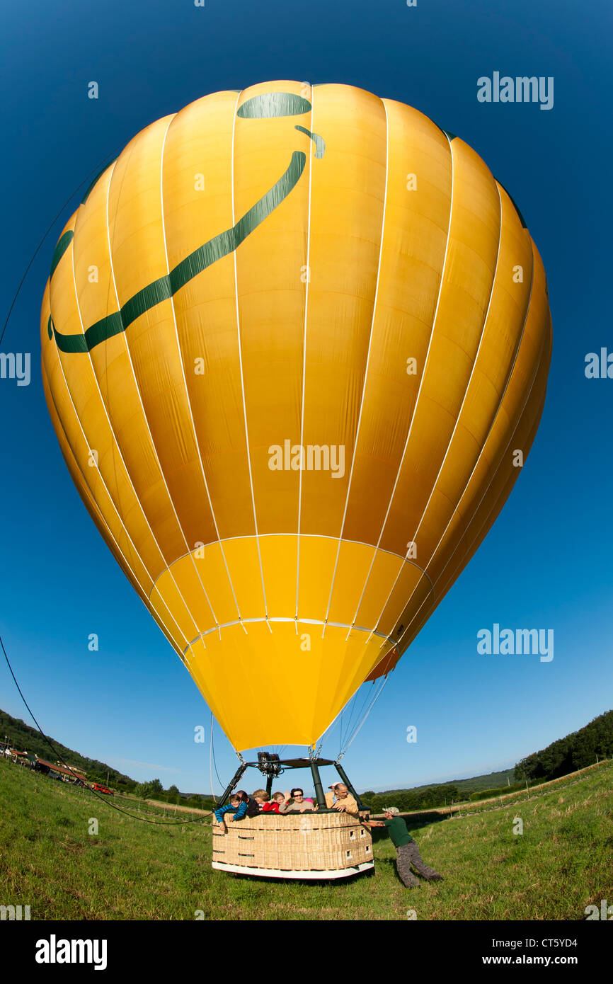 Ballon à air chaud (montgolfière) dans la région de la Dordogne au sud ouest de la France. Banque D'Images