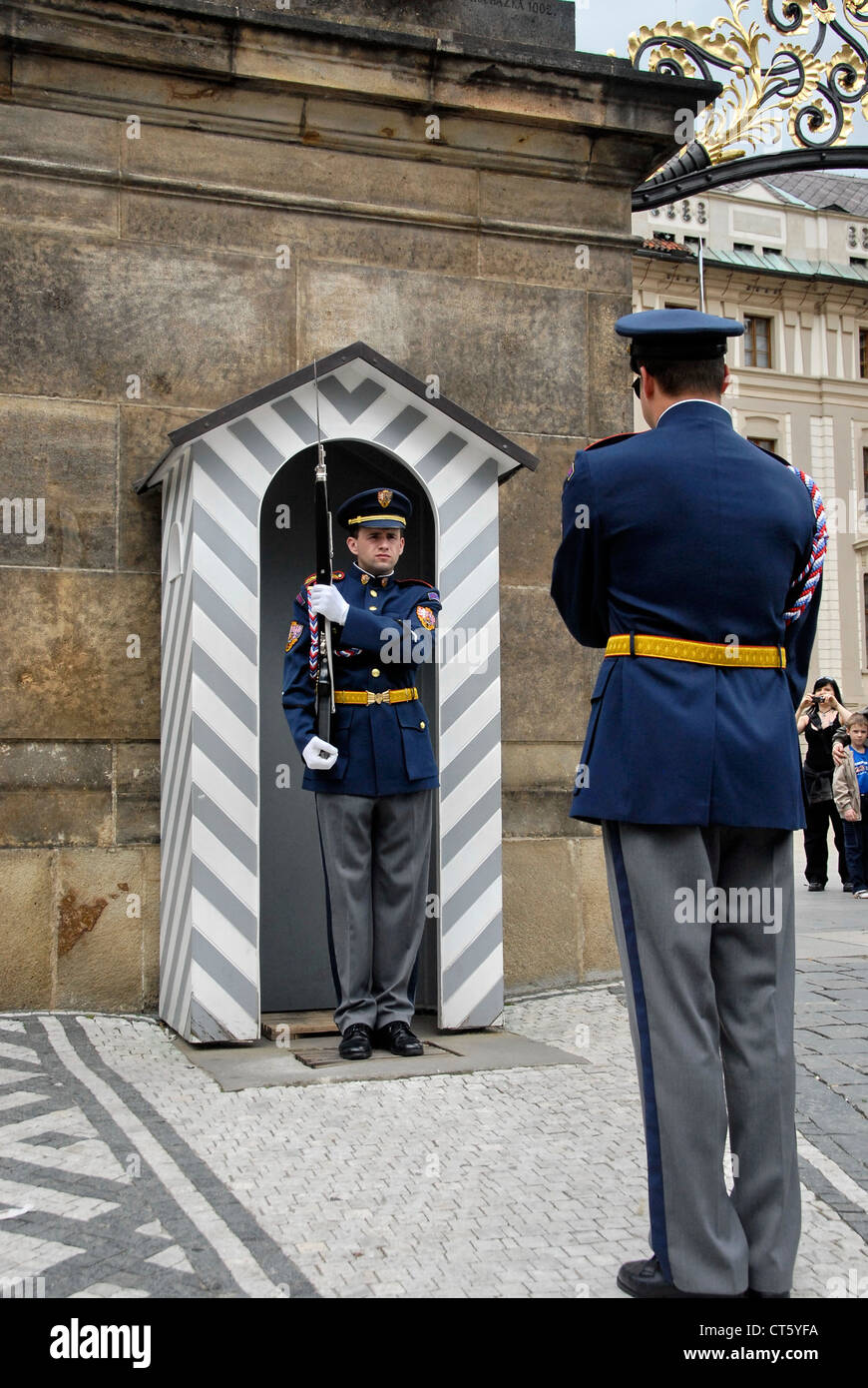 La modification de la sentinelle des gardes au Château de Prague, Prague, République Tchèque Banque D'Images