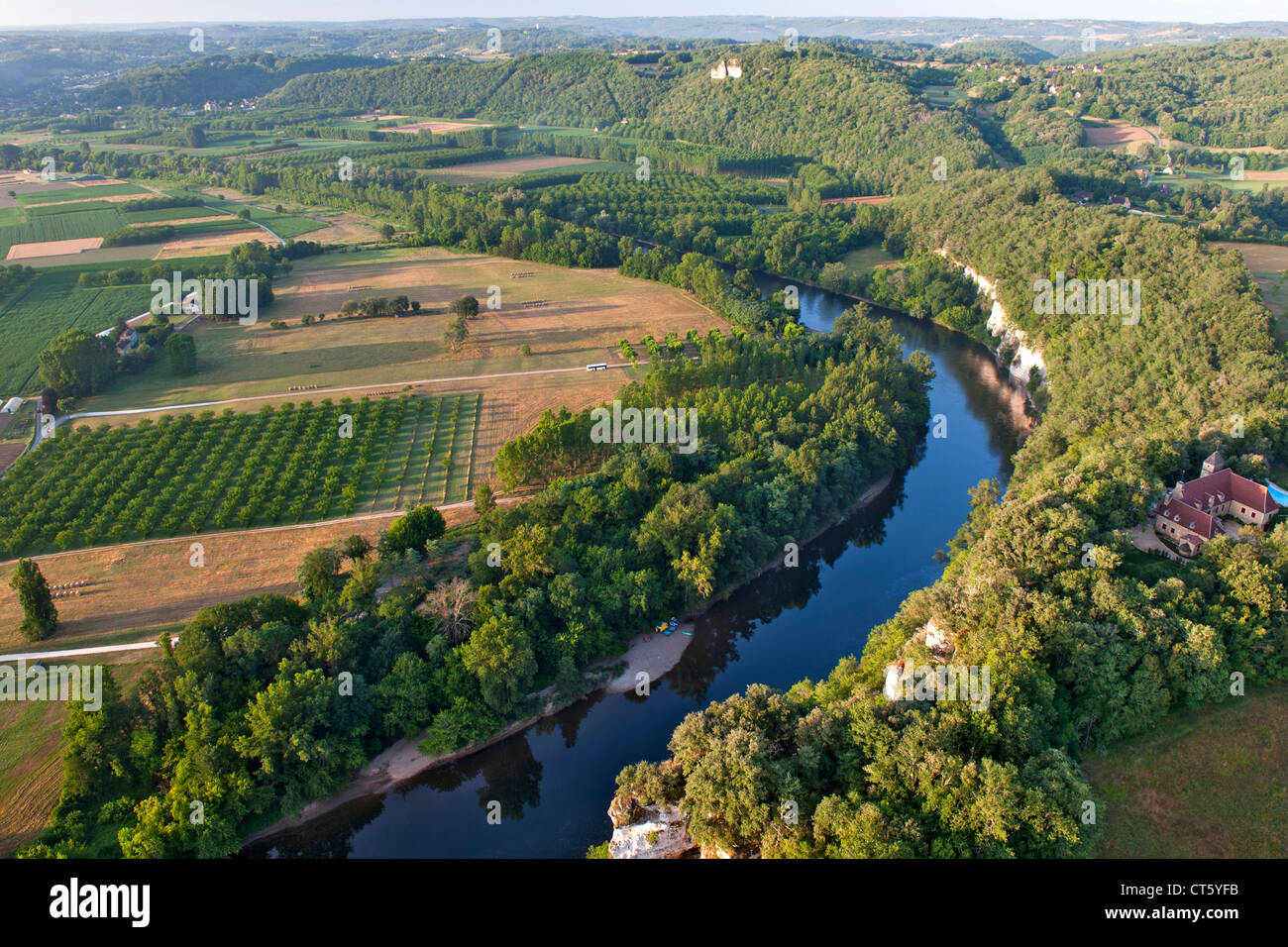 Vue aérienne de la rivière Dordogne et de la campagne environnante, près de Sarlat dans la région de Dordogne-Perigord le sud-ouest de la France. Banque D'Images