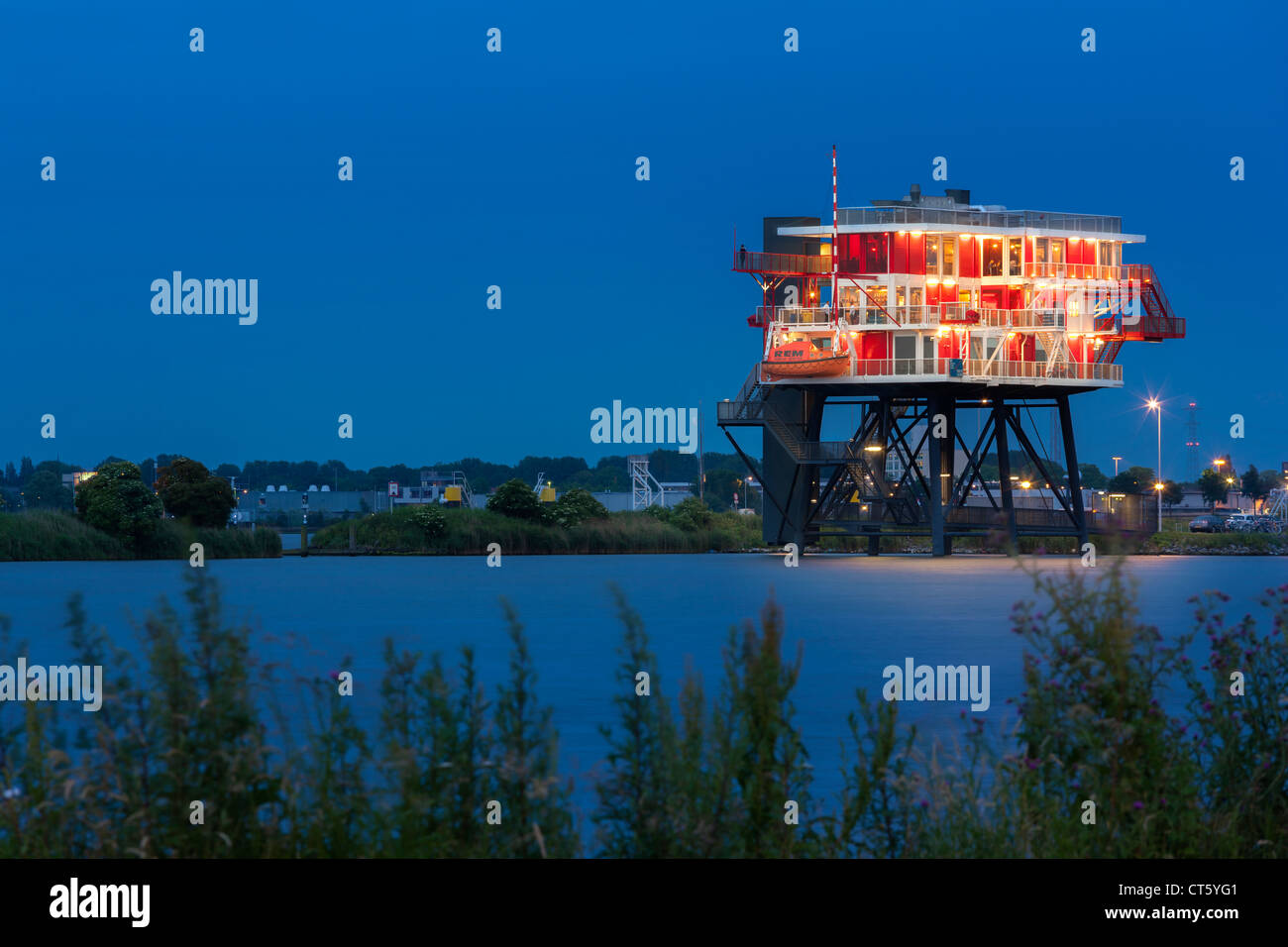 Amsterdam REM-eiland, REM-restaurant de l'île. Un ancien pirate de la mer du Nord station de télévision maintenant dans l'Amsterdam Harbour, Harbour docklands Banque D'Images