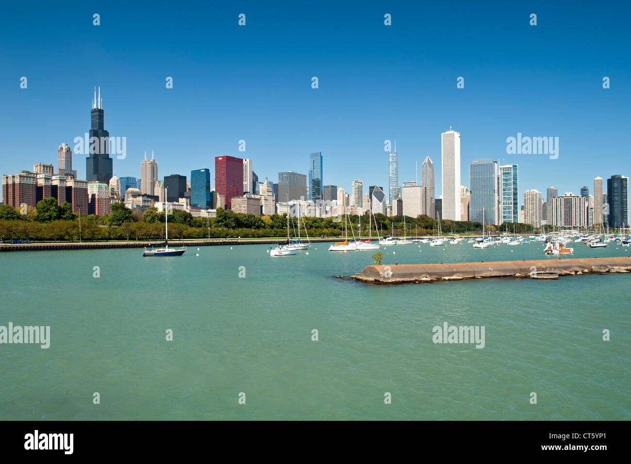 L'horizon de Chicago avec le port de Chicago et le lac Michigan à l'avant-plan. Banque D'Images