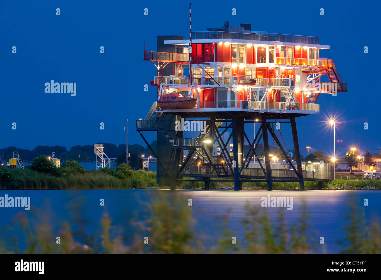 Amsterdam REM-eiland, REM-restaurant de l'île. Un ancien pirate de la mer du Nord station de télévision maintenant dans l'Amsterdam Harbour, Harbour docklands Banque D'Images