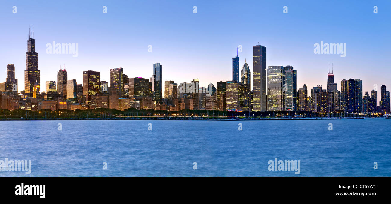 La tombée de la vue de l'horizon de Chicago en Illinois, aux États-Unis. Banque D'Images