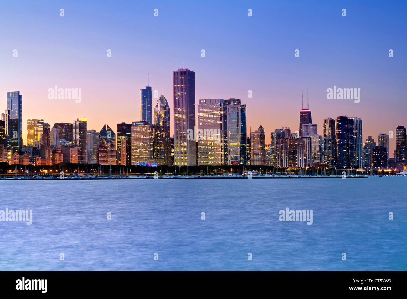 La tombée de la vue de l'horizon de Chicago en Illinois, aux États-Unis. Banque D'Images