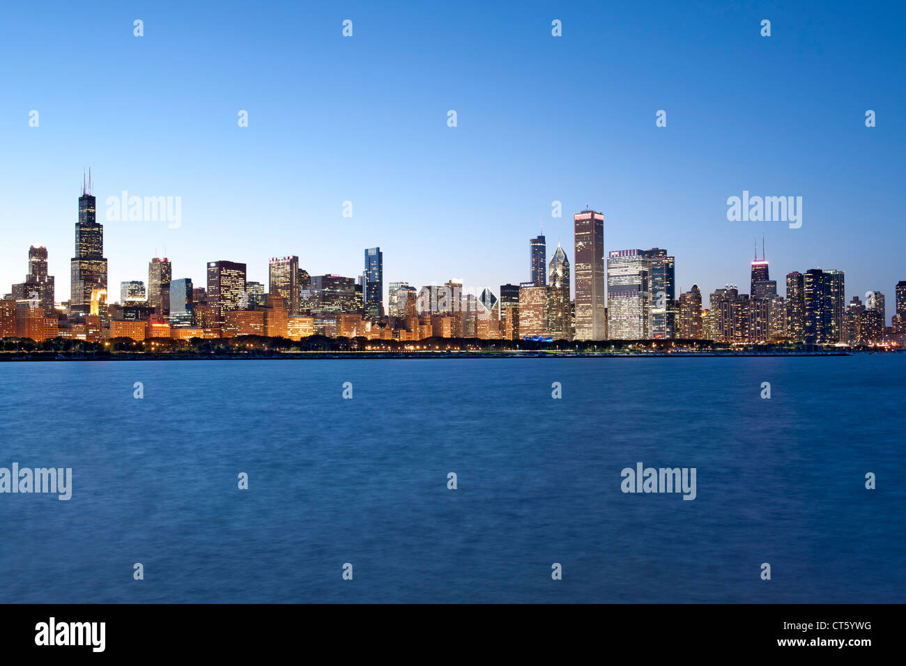 La tombée de la vue de l'horizon de Chicago en Illinois, aux États-Unis. Banque D'Images