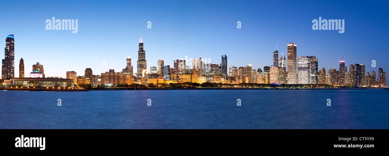 La tombée de la vue de l'horizon de Chicago en Illinois, aux États-Unis. Banque D'Images